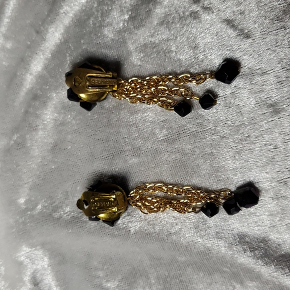 VINTAGE GERMANY Clip On Earrings Black Lucite Cluster Bead Gold Chain Dangle - Picture 5 of 9